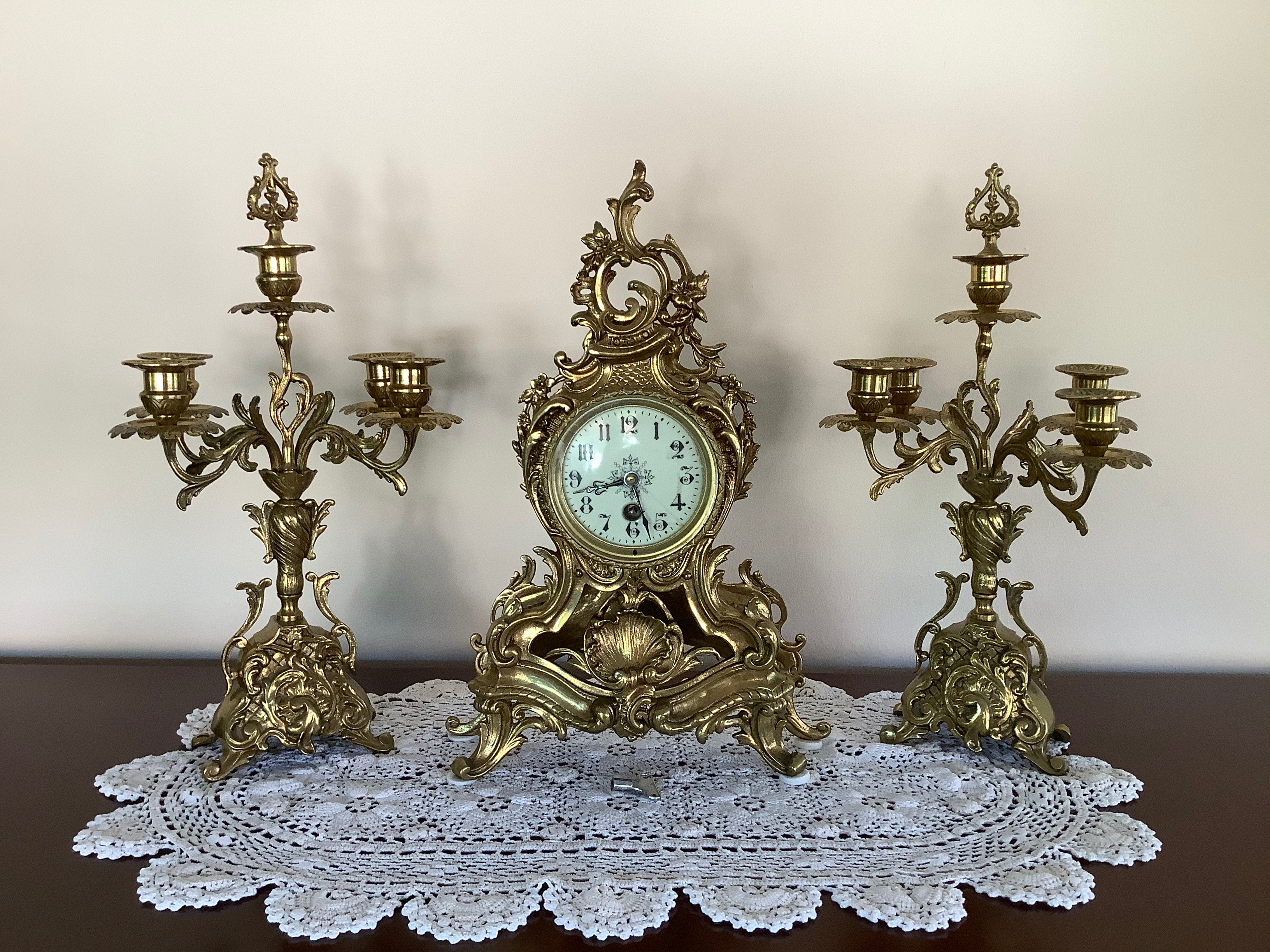 Kaminuhr Bronze vergoldet mit 2 Kandelabern