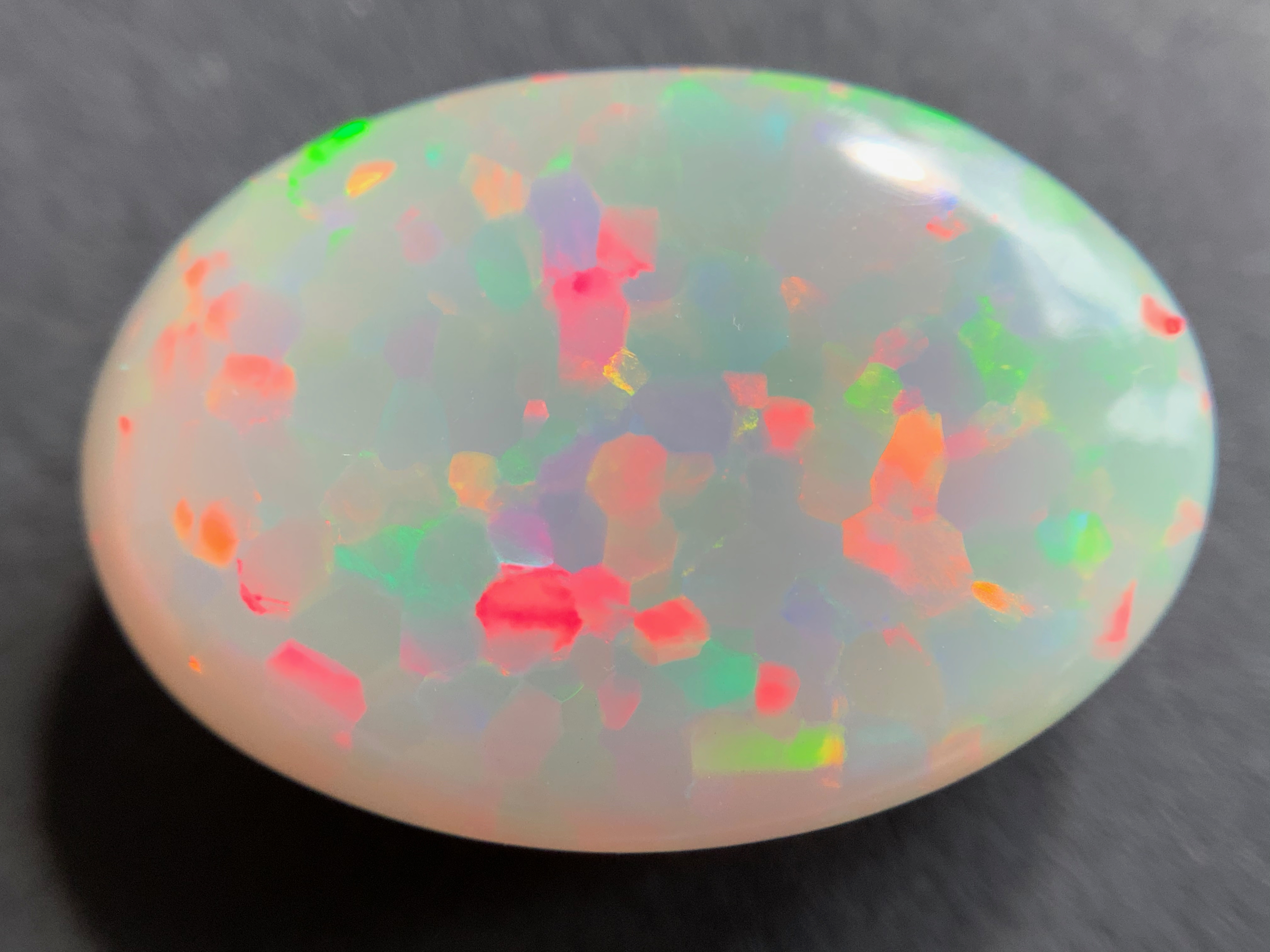 1 pcs  regenbogenfarbener Natural Opal mit Chipstruktur  - 9.03 ct  B536