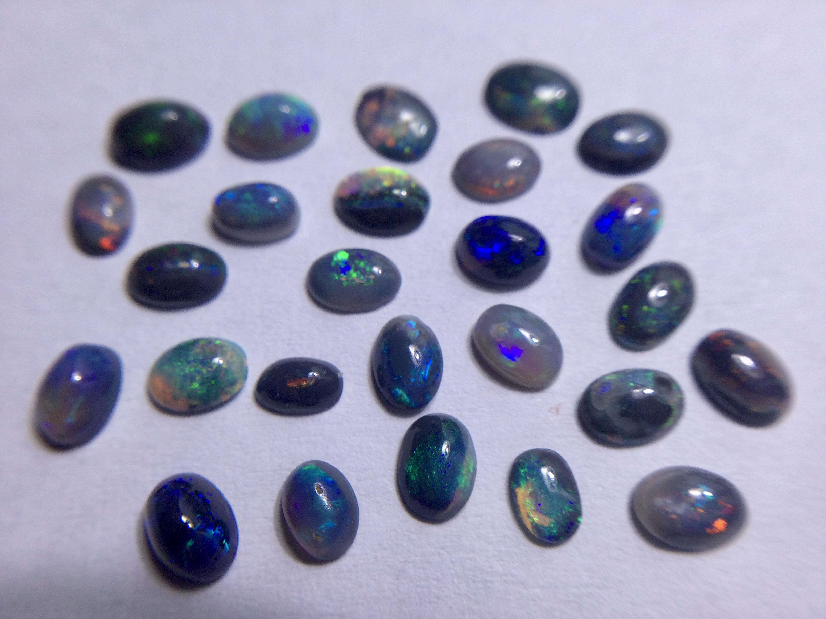  Konvolut von 26 australischen Lightning Ridge Dark Black Opalen B 373 - 2.47 ct