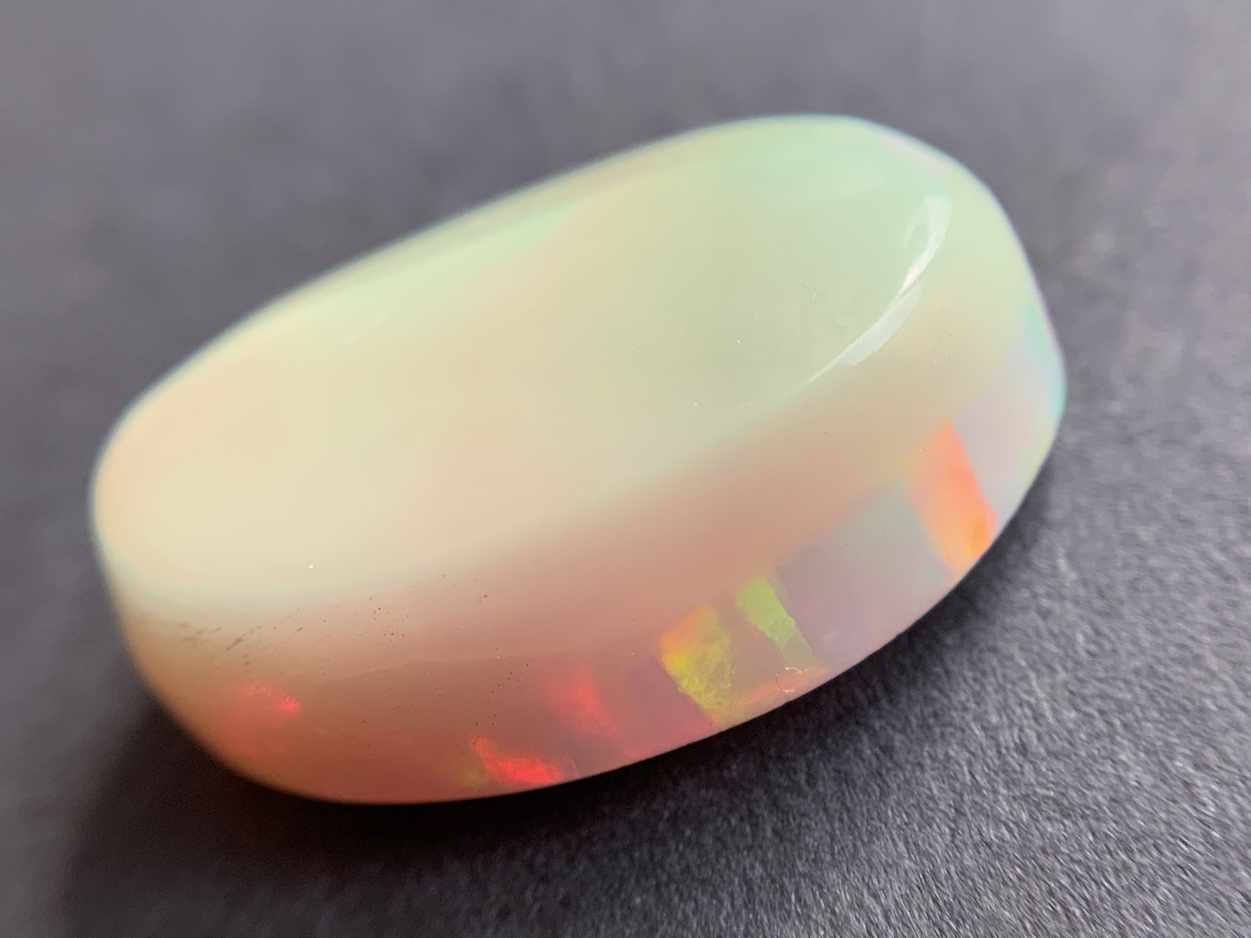 1 pcs  regenbogenfarbener Natural Opal mit Chipstruktur  - 9.03 ct  B536