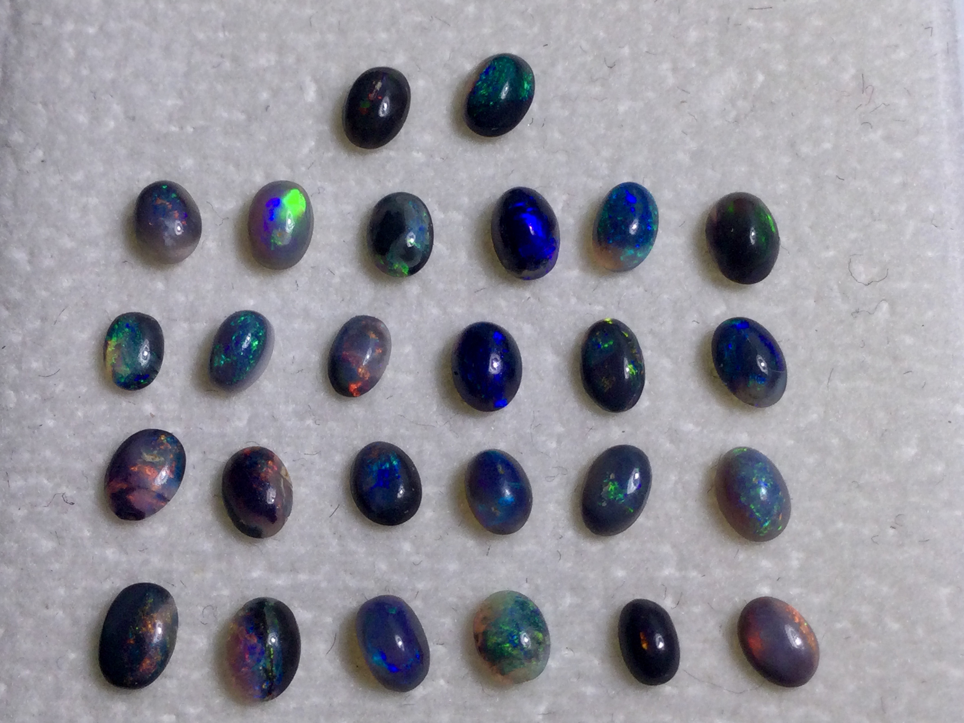  Konvolut von 26 australischen Lightning Ridge Dark Black Opalen B 373 - 2.47 ct