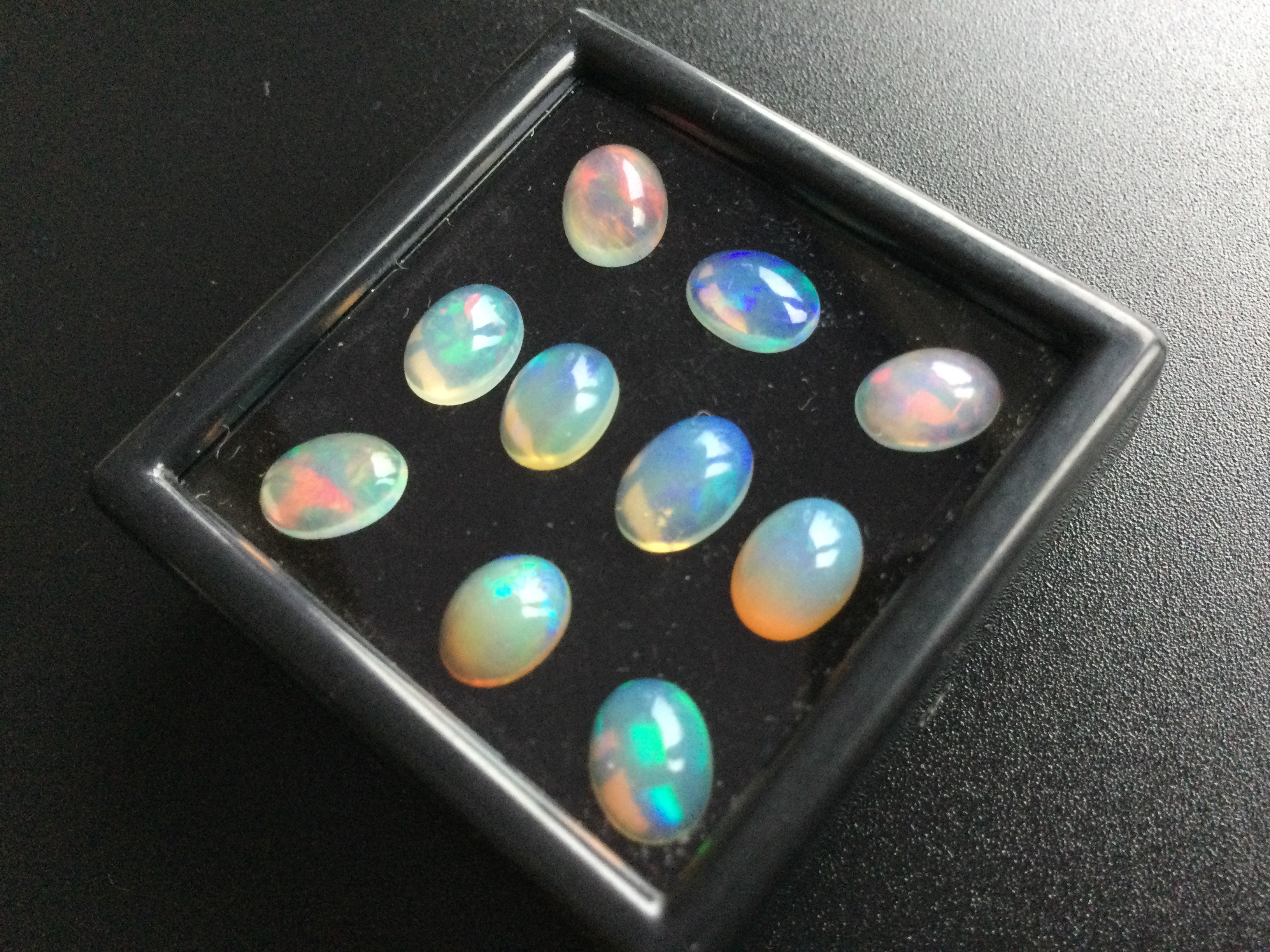 Konvolut von 10 Ethiopischen Welo -Crystal Opalen - 7.30 ct .B308