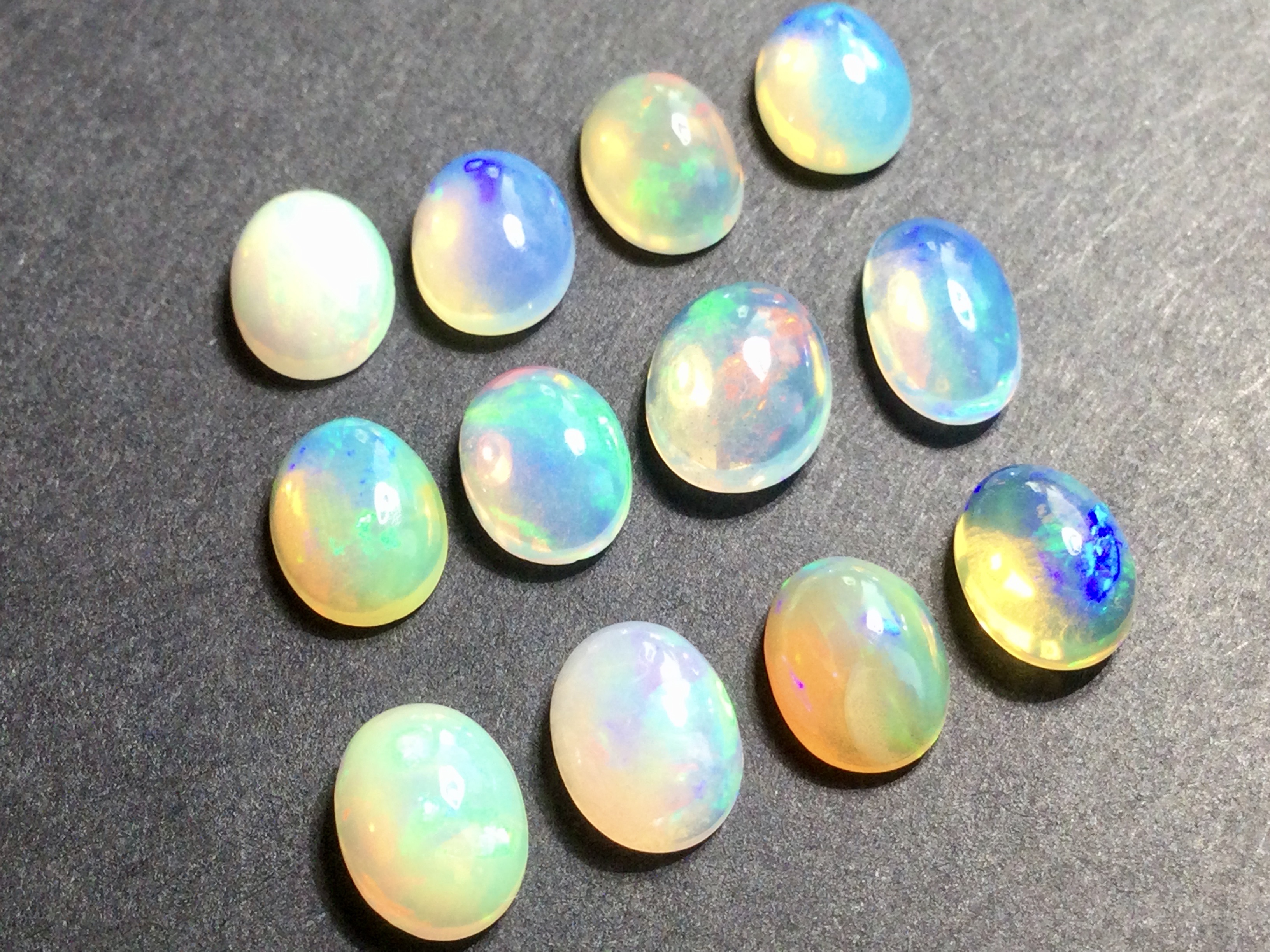 Konvolut von 12 Ethiopischen Welo -Crystal Opalen - 9.07 ct B 312