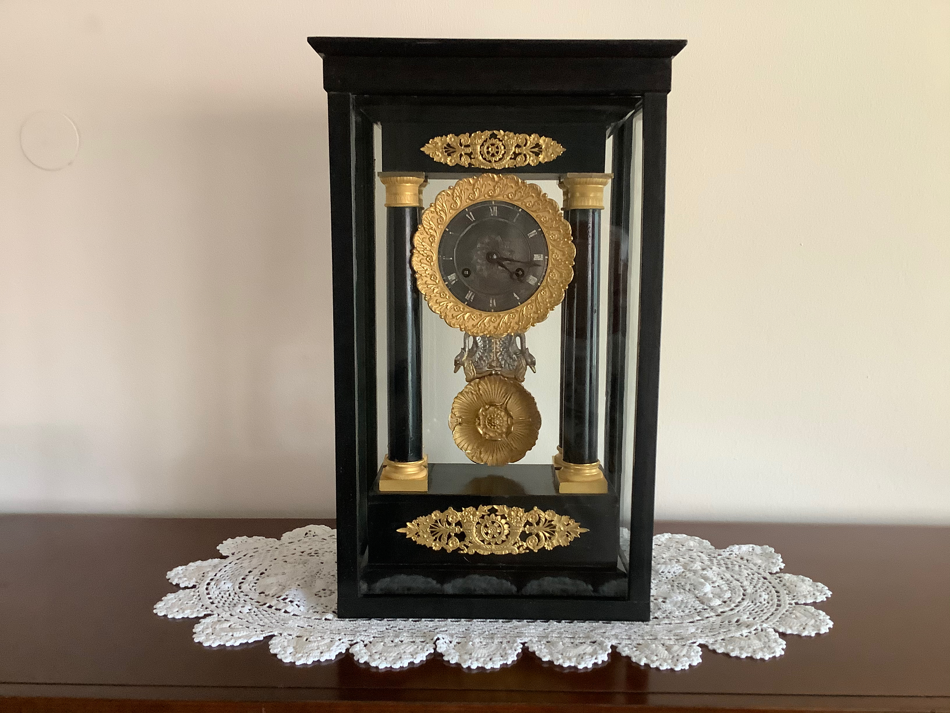 Kartelluhr mit Vitrine