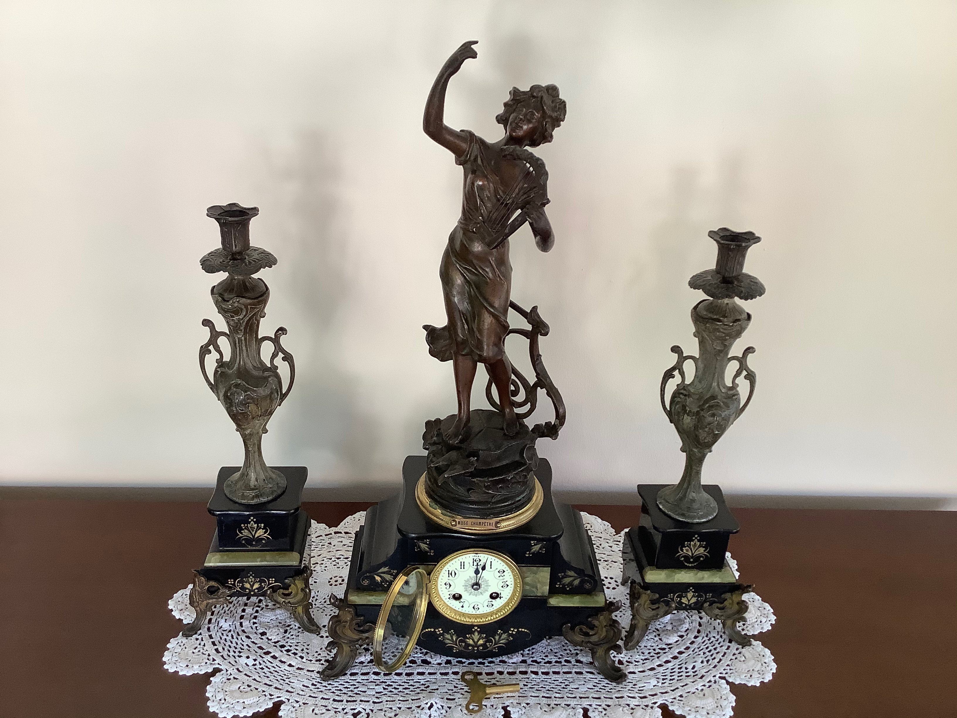 Kaminuhr mit Kandelabern