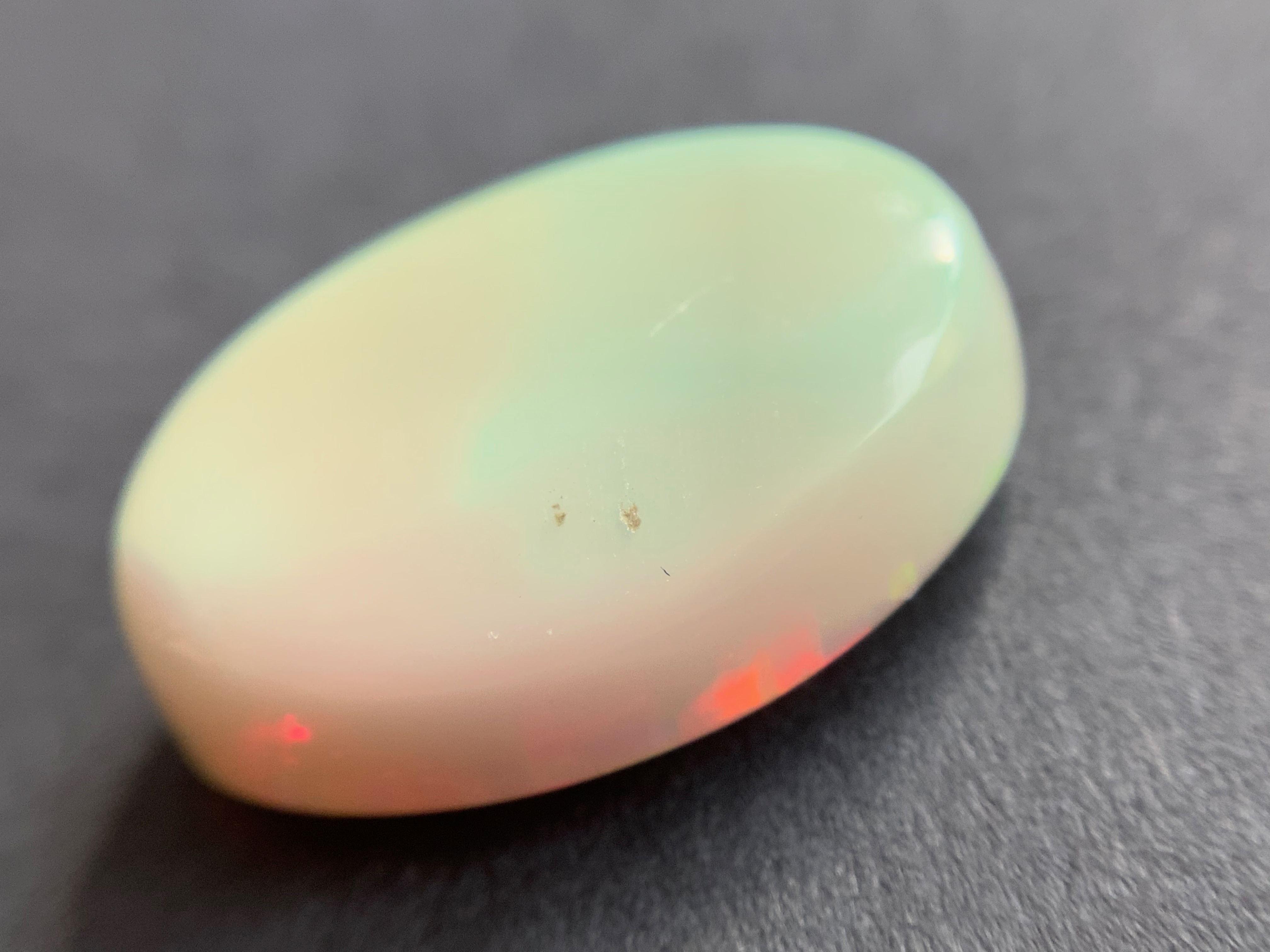1 pcs  regenbogenfarbener Natural Opal mit Chipstruktur  - 9.03 ct  B536