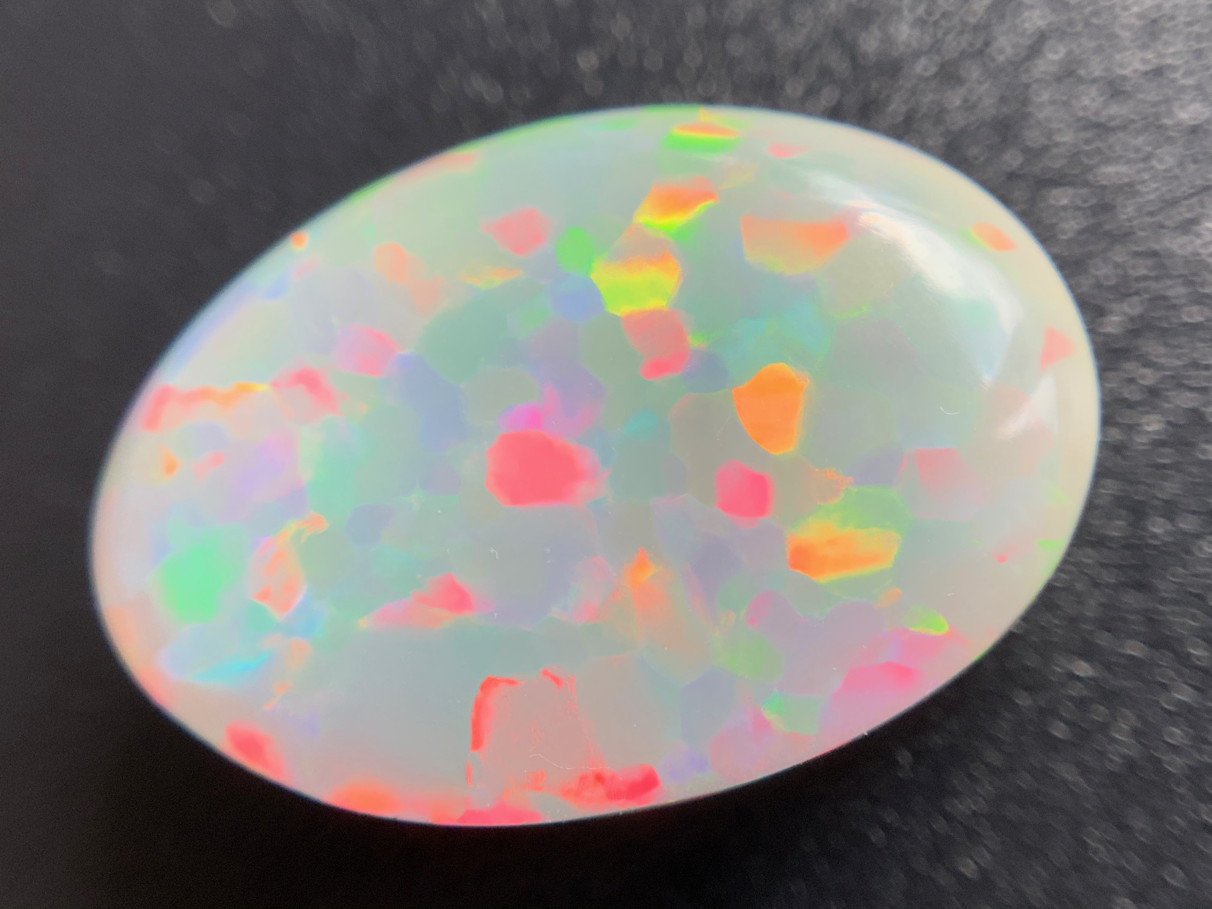 1 pcs  regenbogenfarbener Natural Opal mit Chipstruktur  - 9.03 ct  B536